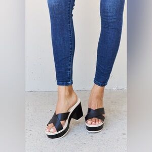 Weeboo Cherish The Moments Contrast Platform Sandals in Black